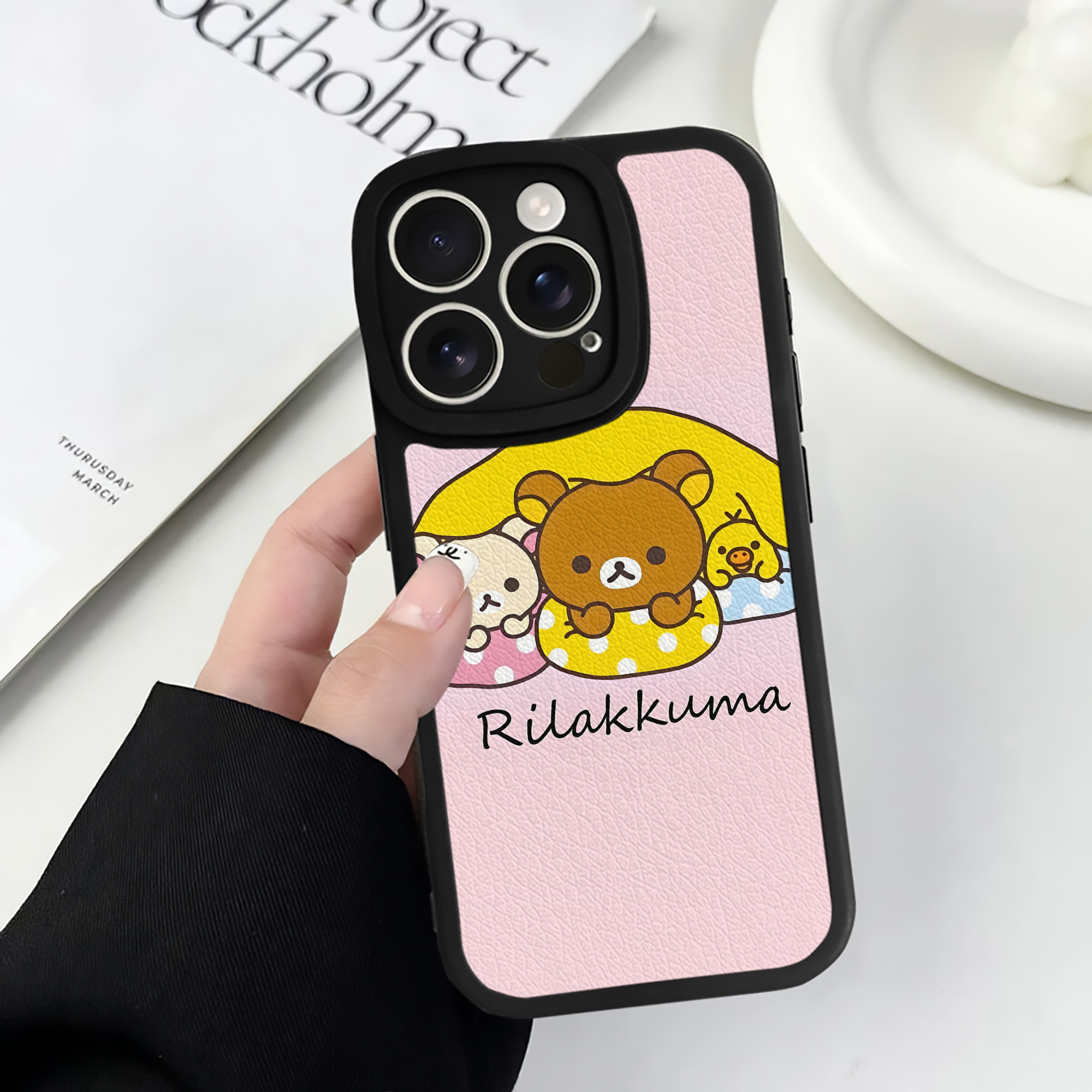 （画像用） リラックマ リラックマ キイロイトリ Rilakkuma Korilakkuma Kiiroitori 【iPhone 16シリーズ対応】シリコンスマホケース（レザー調） 材質：シリコン
